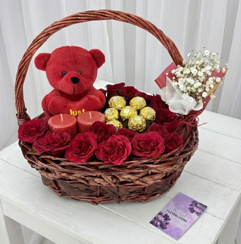 Grand Red Rose & Rocher Gift Set
