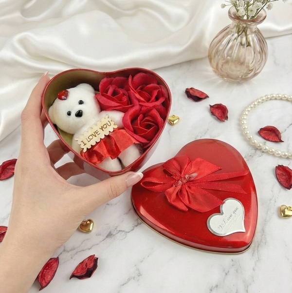 Heart of Romance: Teddy & Roses Tin Box